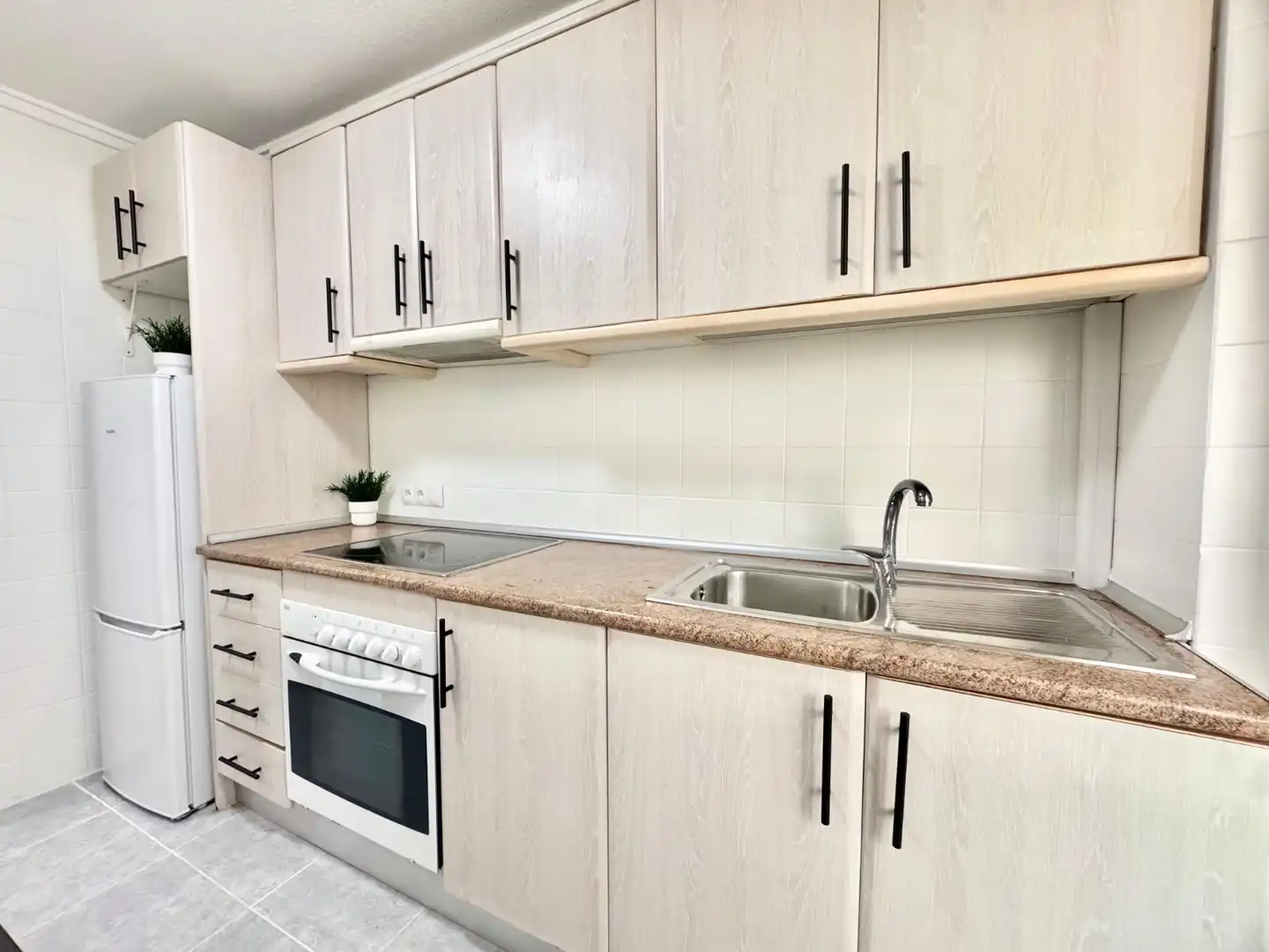 Cuina de Apartament de lloguer en Torrevieja amb Aire condicionat, Moblat i Rentadora