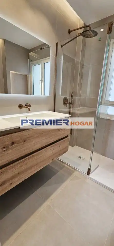 Bathroom of Flat for sale in Madrid  with Air Conditioner, Heating and Terrace