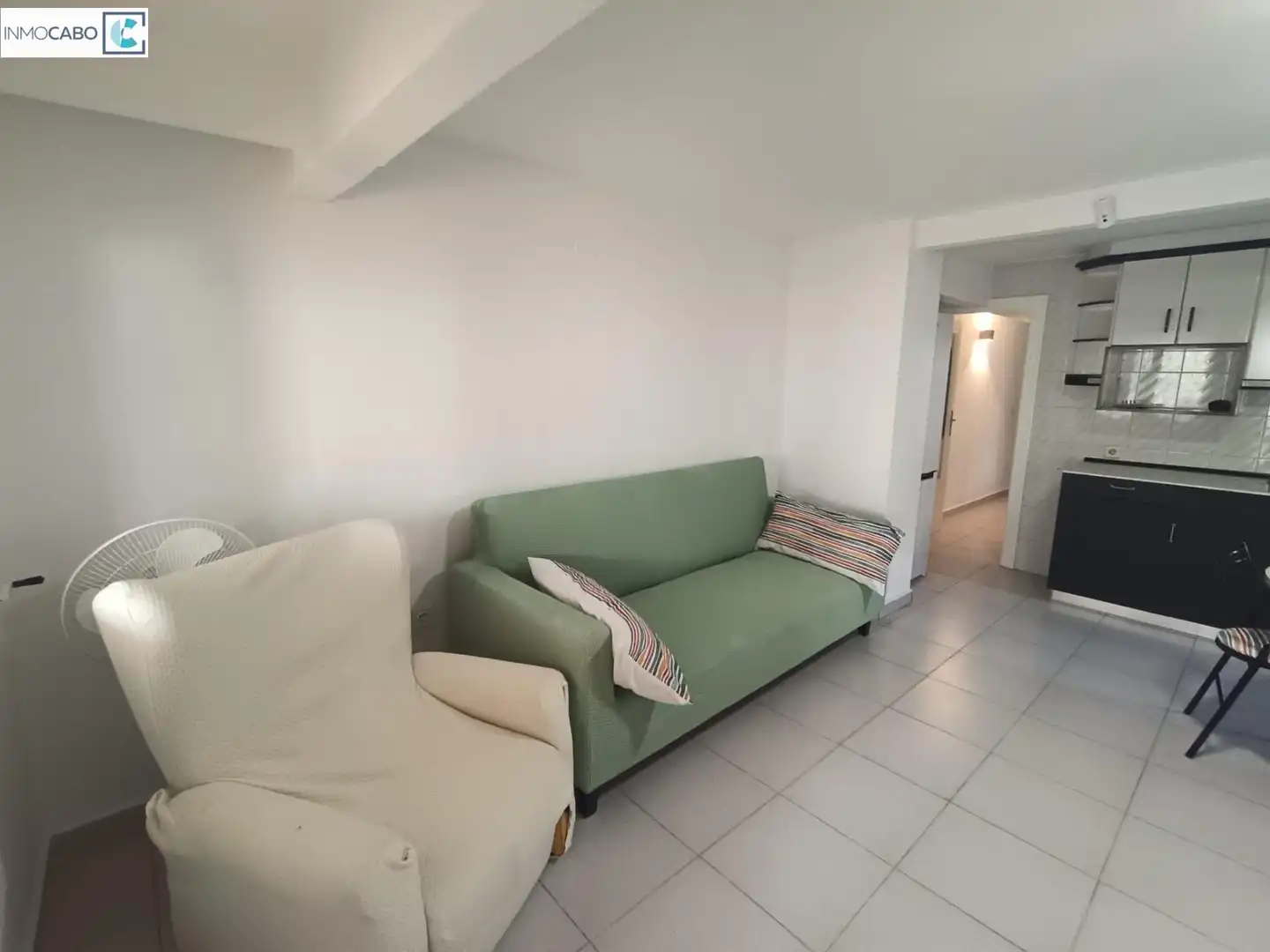Sala d'estar de Apartament de lloguer en Los Alcázares amb Aire condicionat, Terrassa i Traster