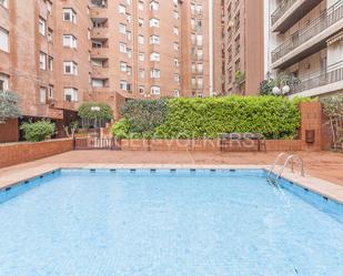 Swimming pool of Apartment to rent in  Barcelona Capital  with Air Conditioner, Heating and Private garden