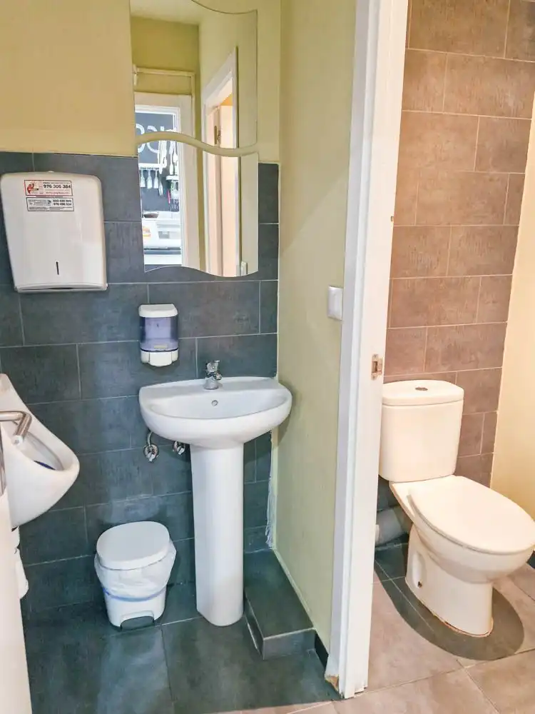 Baño de Local de alquiler en Zaragoza con Aire acondicionado y Amueblado