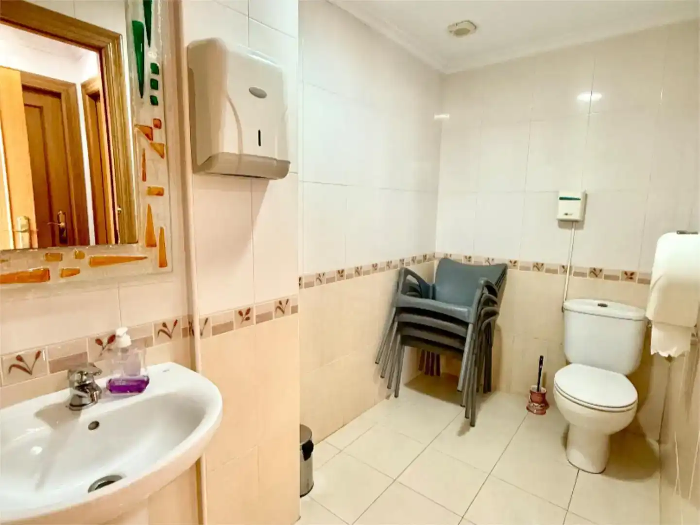 Baño de Local en venta en Valencia con Aire acondicionado y Amueblado