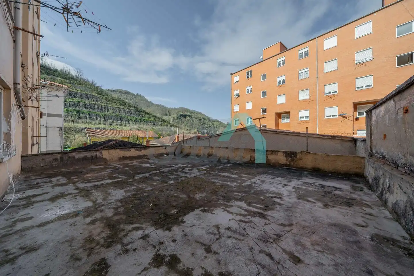 Außenansicht von Wohnung zum Verkauf in Aller mit Terrasse
