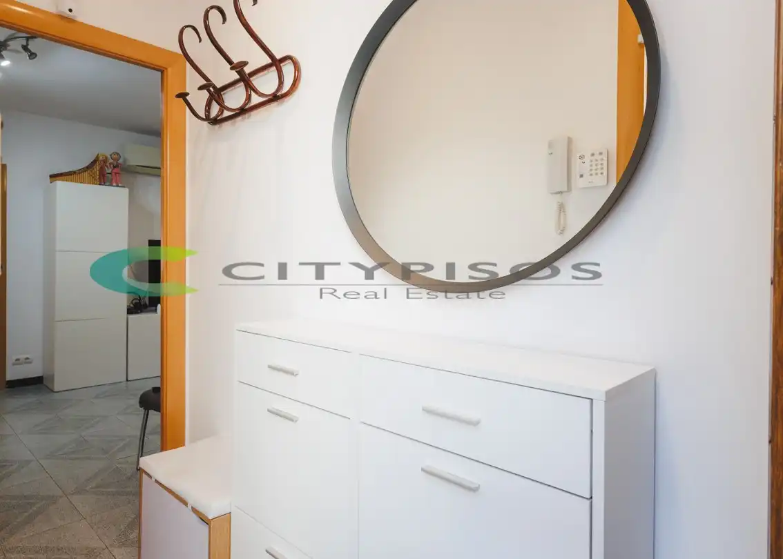 Flat for sale in Barcelona  with Air Conditioner and Oven