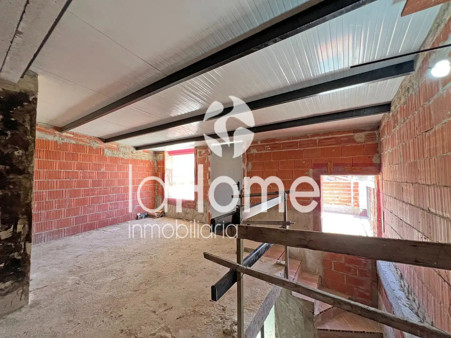 Houses for sale in La Pobla de Vallbona  with Terrace, Storage room and Balcony