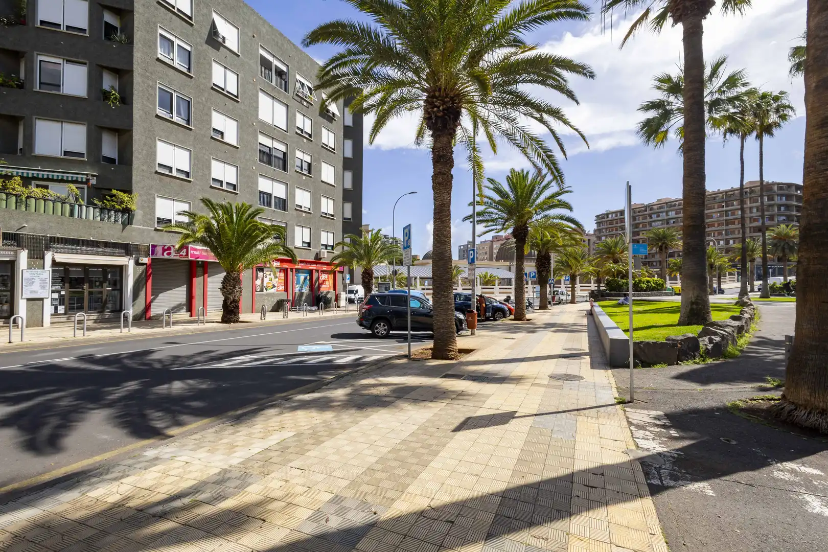 Vista exterior de Local en traspaso en  Santa Cruz de Tenerife Capital con Calefacción y Alarma