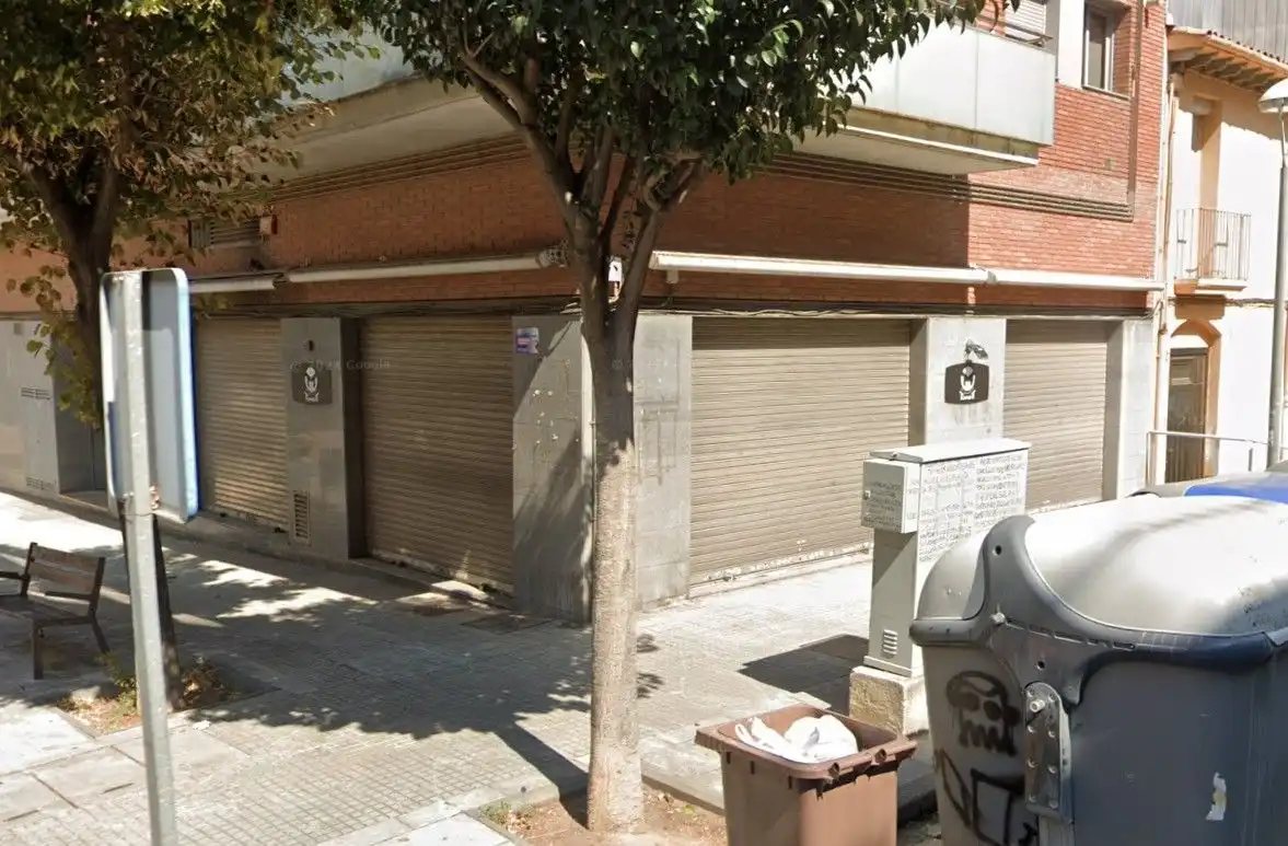 Vista exterior de Local en venta en La Llagosta