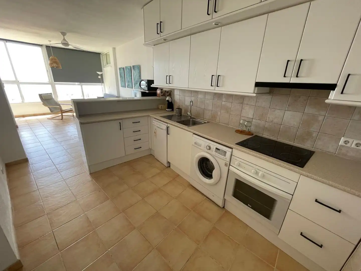 Cuina de Pis de lloguer en Fuengirola amb Terrassa, Moblat i Forn