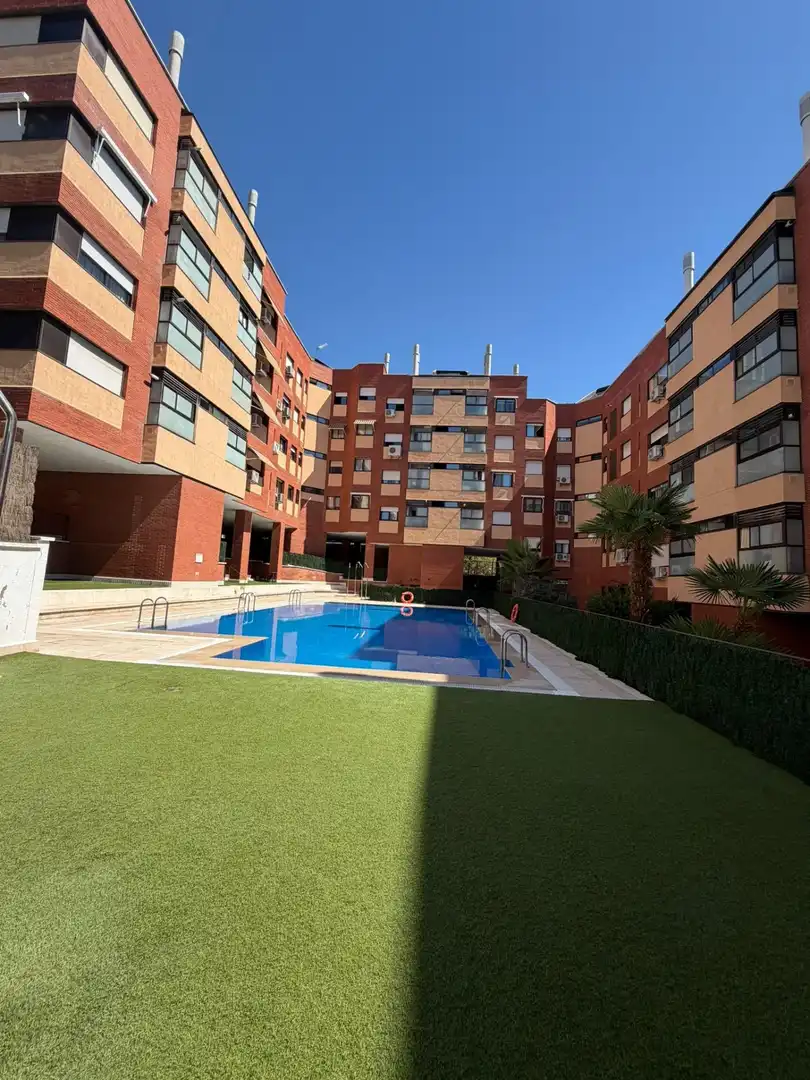 Schwimmbecken von Wohnung zur Miete in Madrid mit Heizung, Privatgarten und Parkett
