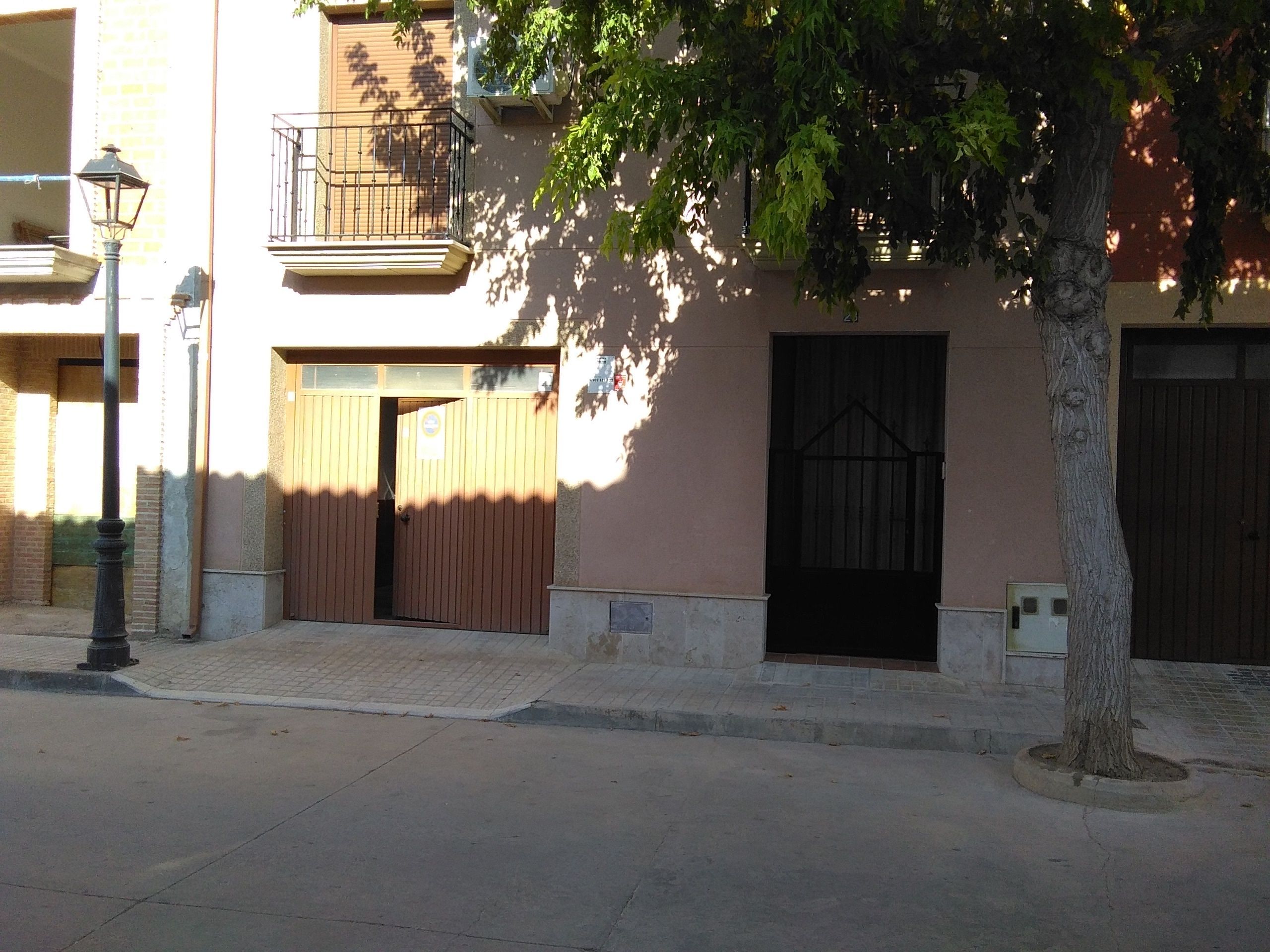 Vista exterior de Casa o xalet en venda en Herencia amb Aire condicionat, Terrassa i Moblat