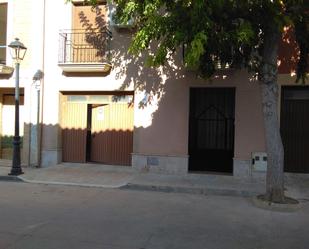 Vista exterior de Casa o xalet en venda en Herencia amb Aire condicionat, Terrassa i Moblat