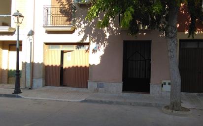 Vista exterior de Casa o xalet en venda en Herencia amb Aire condicionat, Terrassa i Moblat