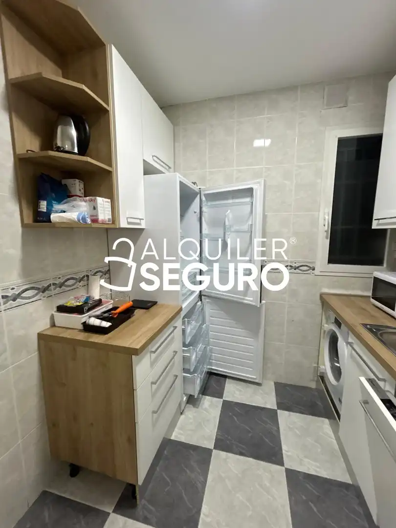 Cuina de Pis de lloguer en Madrid amb Aire condicionat, Calefacció i Moblat