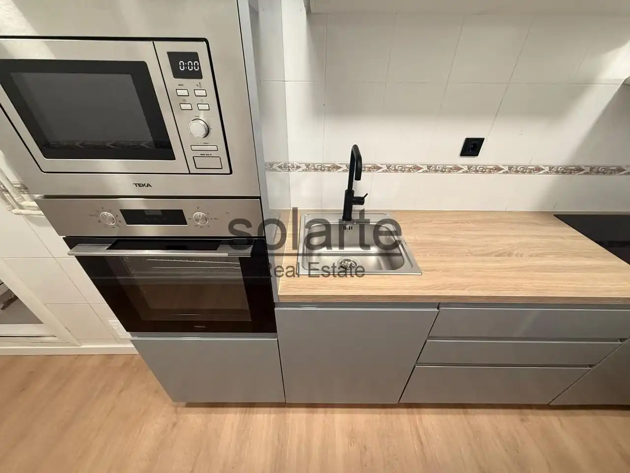 Kitchen of Flat for sale in L'Hospitalet de Llobregat  with Parquet flooring