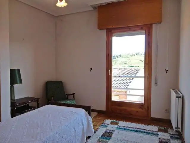 Habitación de Casa adosada en venta en Hontoria del Pinar con Calefacción, Terraza y Trastero