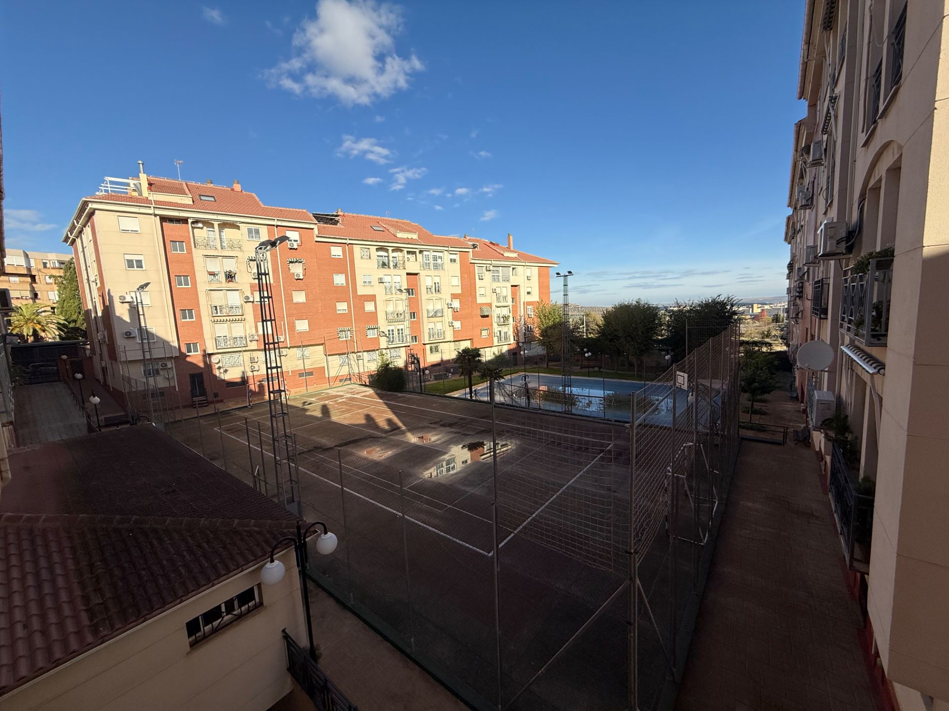 Vista exterior de Pis en venda en  Jaén Capital amb Calefacció, Moblat i Piscina comunitària