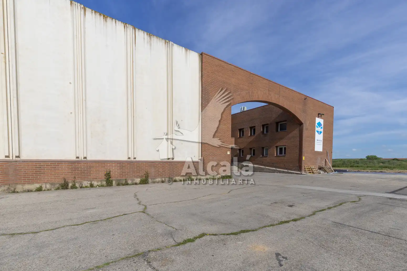 Vista exterior de Nave industrial en venta en Alcalá de Henares