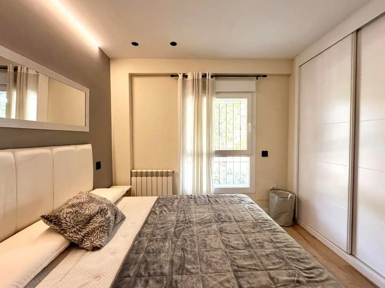 Dormitori de Apartament de lloguer en Madrid amb Aire condicionat, Calefacció i Moblat