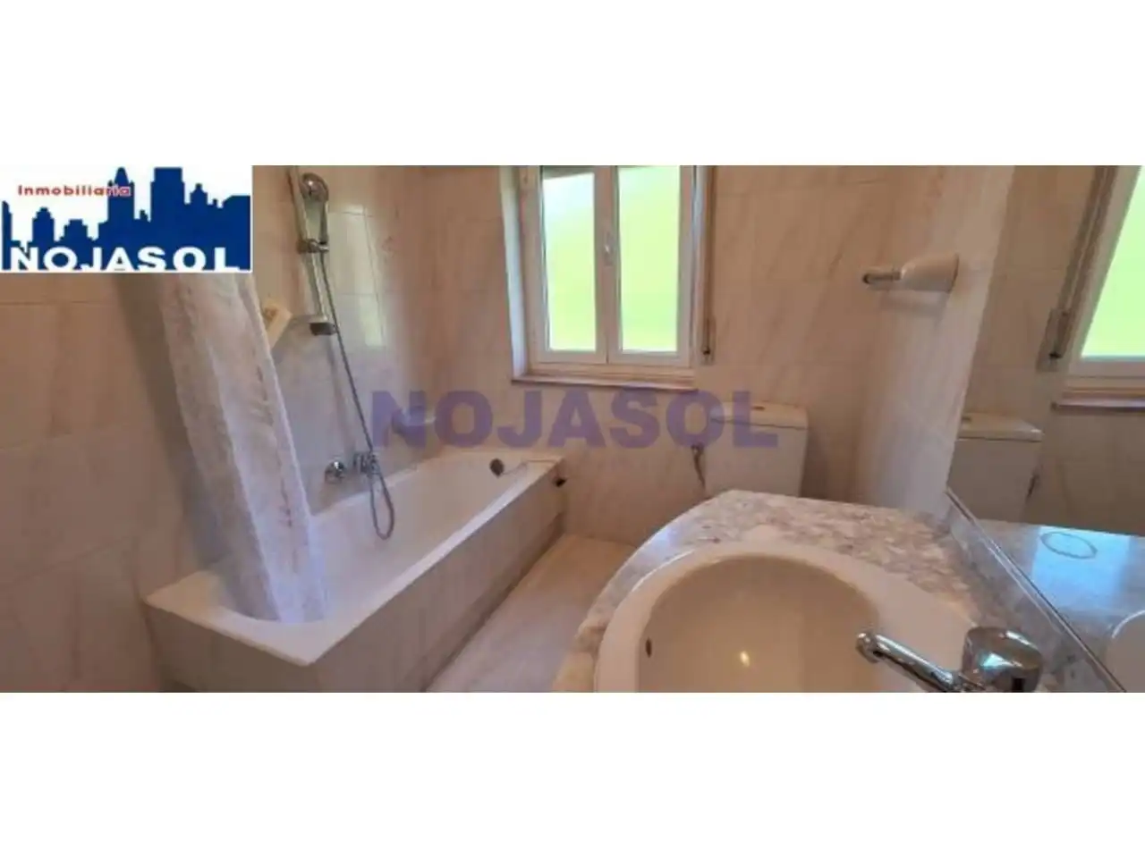 Badezimmer von Haus oder Chalet zur Miete in Hazas de Cesto mit Heizung, Privatgarten und Parkett