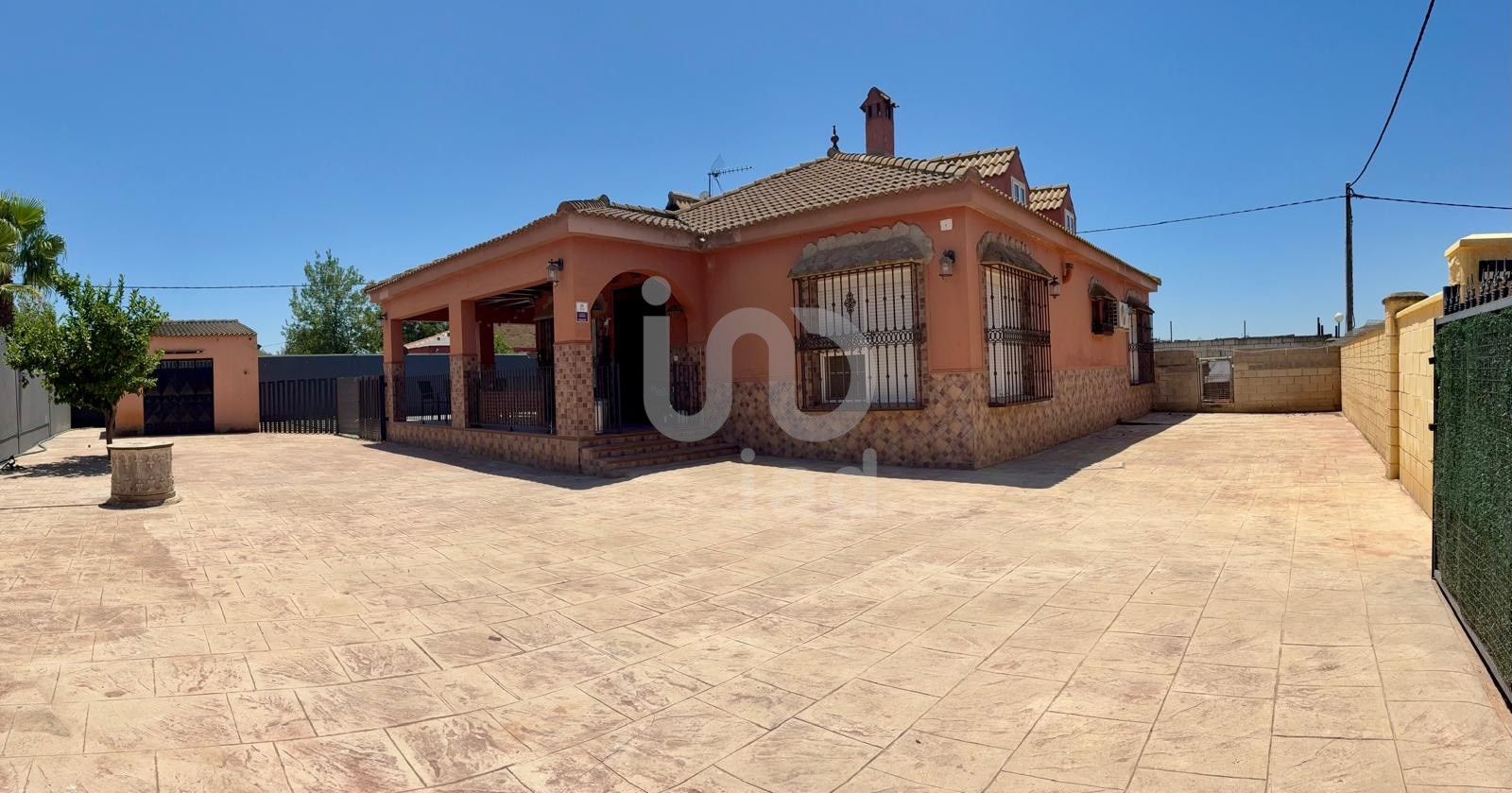 Vista exterior de Casa o xalet en venda en Carmona amb Aire condicionat, Calefacció i Terrassa