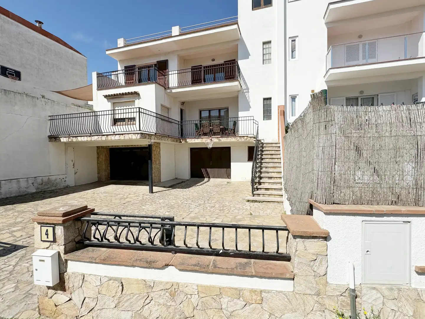 Vista exterior de Casa adosada en venta en L'Escala con Jardín privado, Terraza y Amueblado