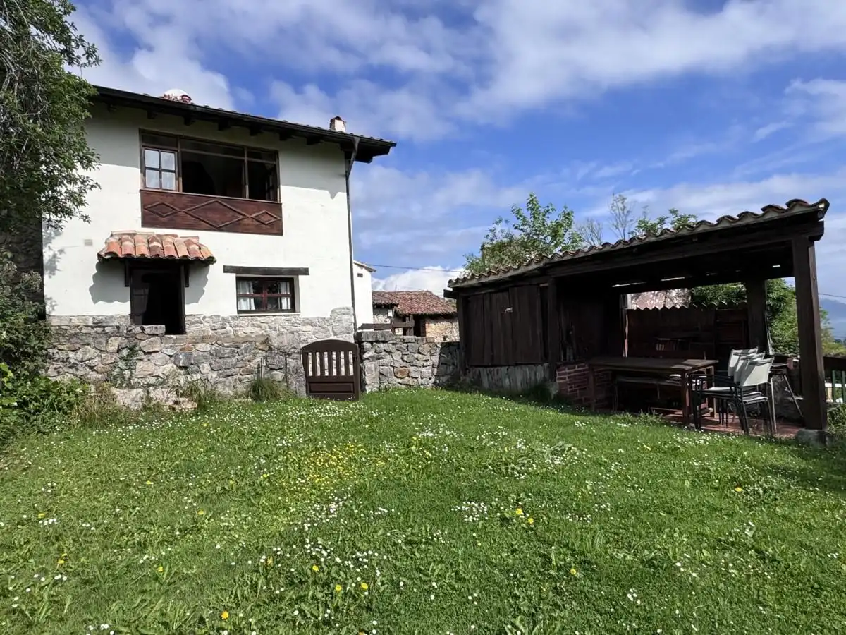 Vista exterior de Casa adosada en venda en Parres amb Calefacció, Jardí privat i Terrassa