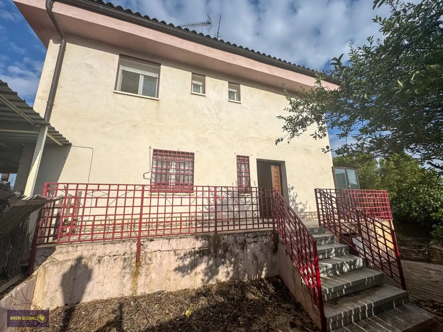 Vista exterior de Casa o xalet en venda en Puentes Viejas amb Jardí privat, Traster i Moblat