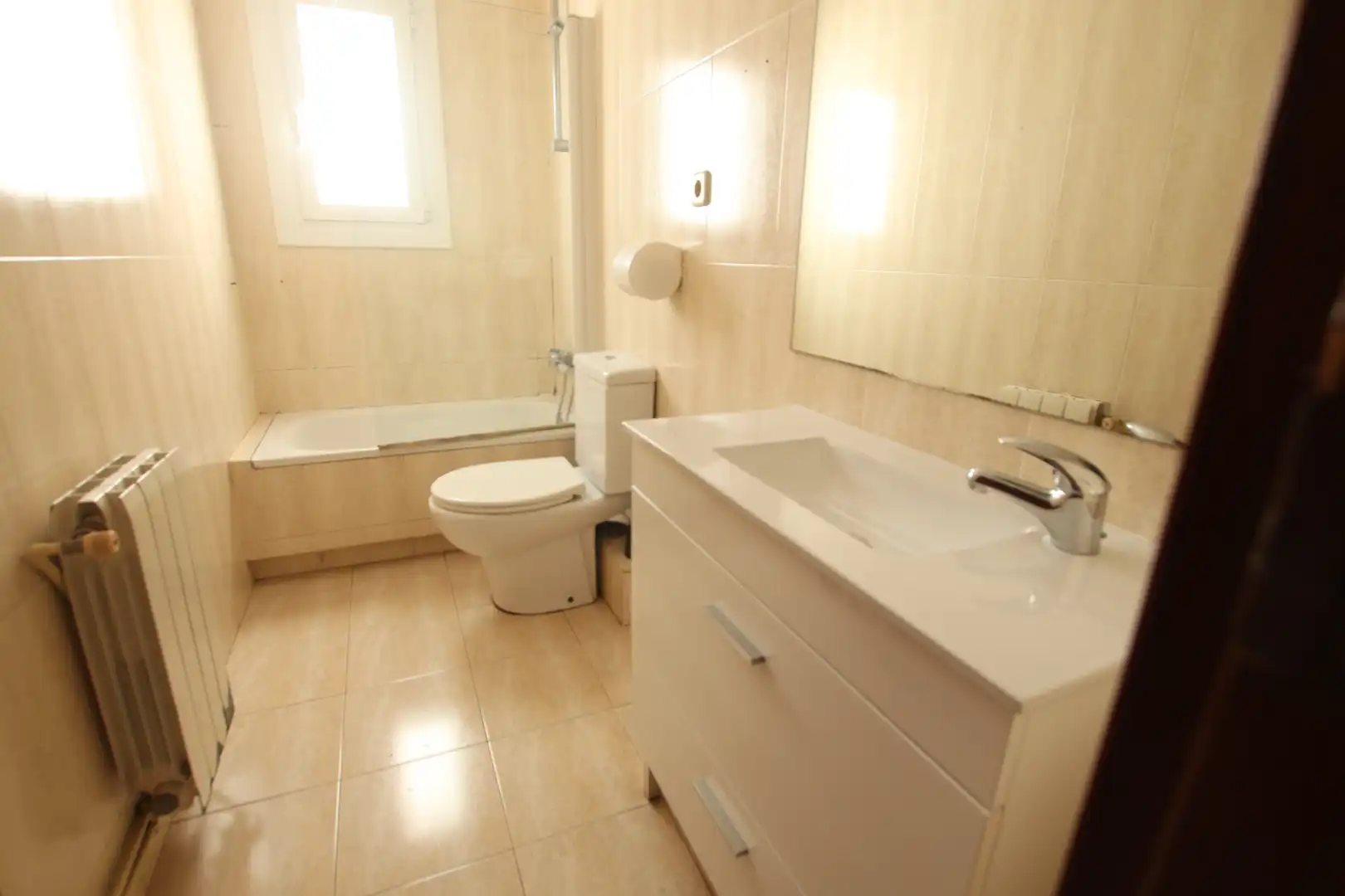Bathroom of Flat for sale in L'Hospitalet de Llobregat  with Air Conditioner, Heating and Parquet flooring
