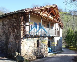 Vista exterior de Casa adosada en venda en Cieza (Cantabria) amb Terrassa i Balcó