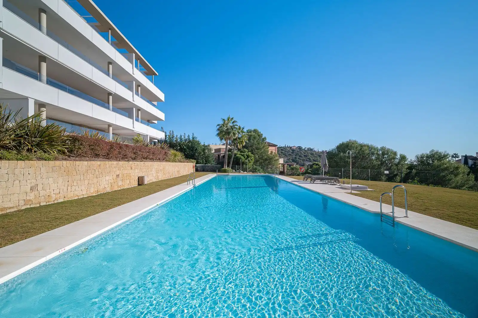 Piscina de Dúplex en venta en Benahavís con Aire acondicionado, Terraza y Trastero