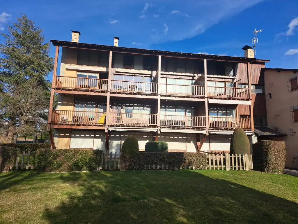 Vista exterior de Dúplex de alquiler en Puigcerdà con Calefacción, Parquet y Terraza