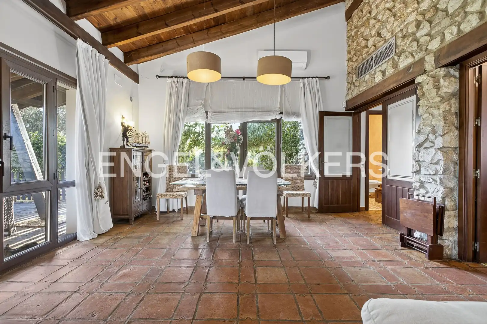 Comedor de Finca rústica de alquiler en La Puebla del Río con Aire acondicionado, Calefacción y Jardín privado