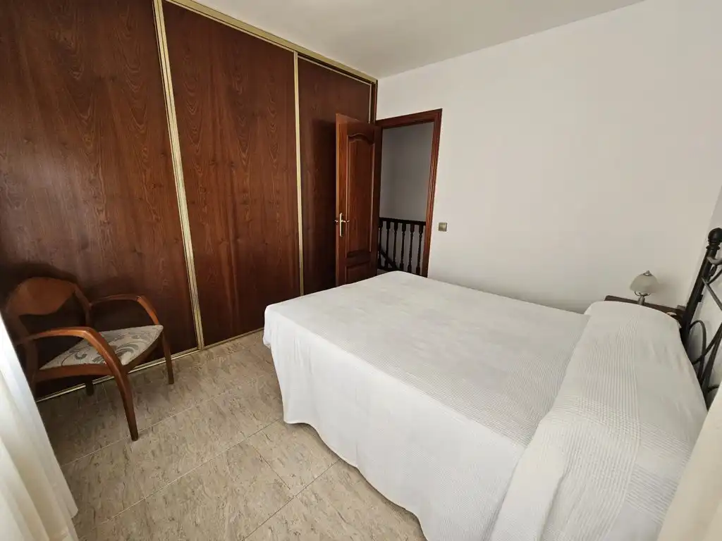 Schlafzimmer von Einfamilien-Reihenhaus zum Verkauf in Calafell mit Klimaanlage, Heizung und Privatgarten