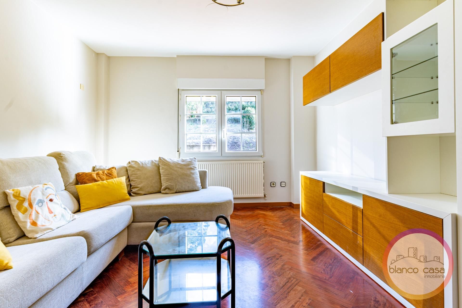 Sala d'estar de Casa o xalet en venda en Malpica de Bergantiños amb Terrassa, Traster i Moblat