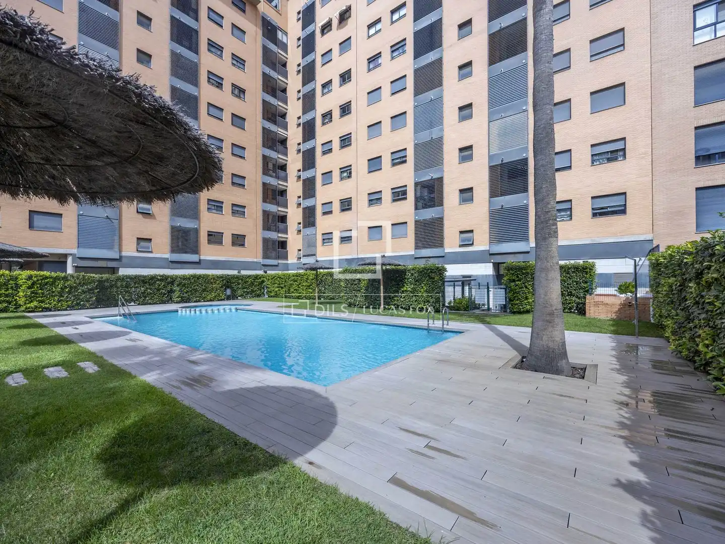 Schwimmbecken von Wohnung zum Verkauf in Valencia mit Klimaanlage, Heizung und Privatgarten