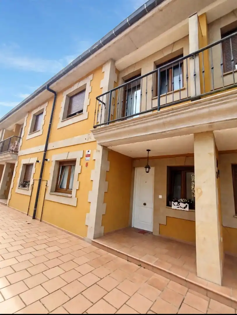 Vista exterior de Casa adosada en venta en Penagos con Calefacción, Jardín privado y Parquet