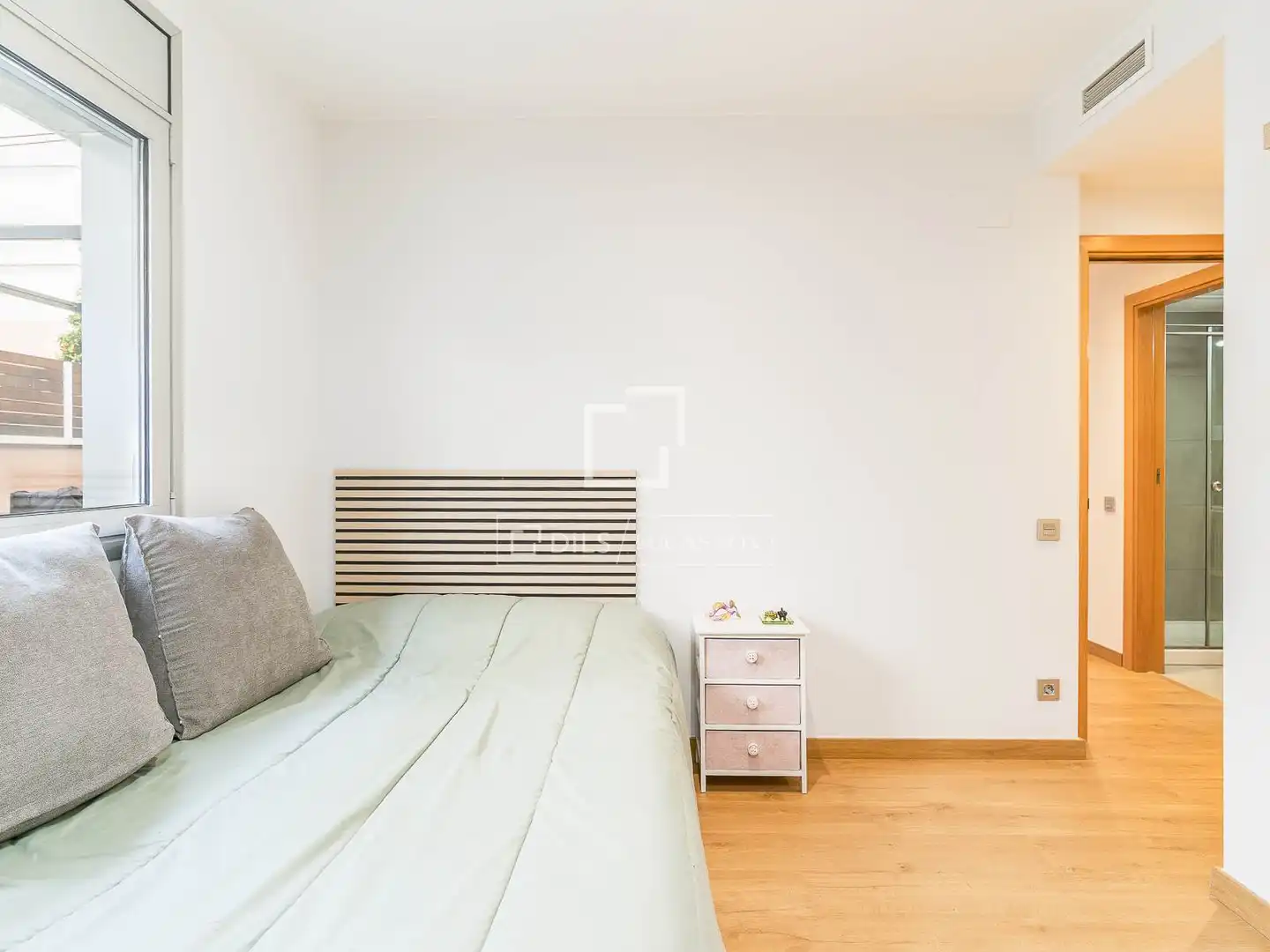 Bedroom of Flat for sale in Barcelona  with Air Conditioner, Terrace and Storage room