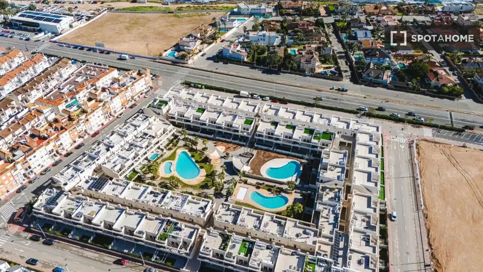 Vista exterior de Apartament per a compartir en Torrevieja amb Aire condicionat, Terrassa i Moblat