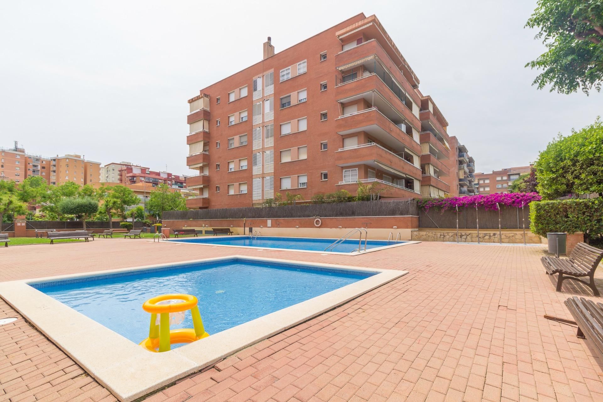 Piscina de Pis en venda en Viladecans amb Aire condicionat, Calefacció i Jardí privat