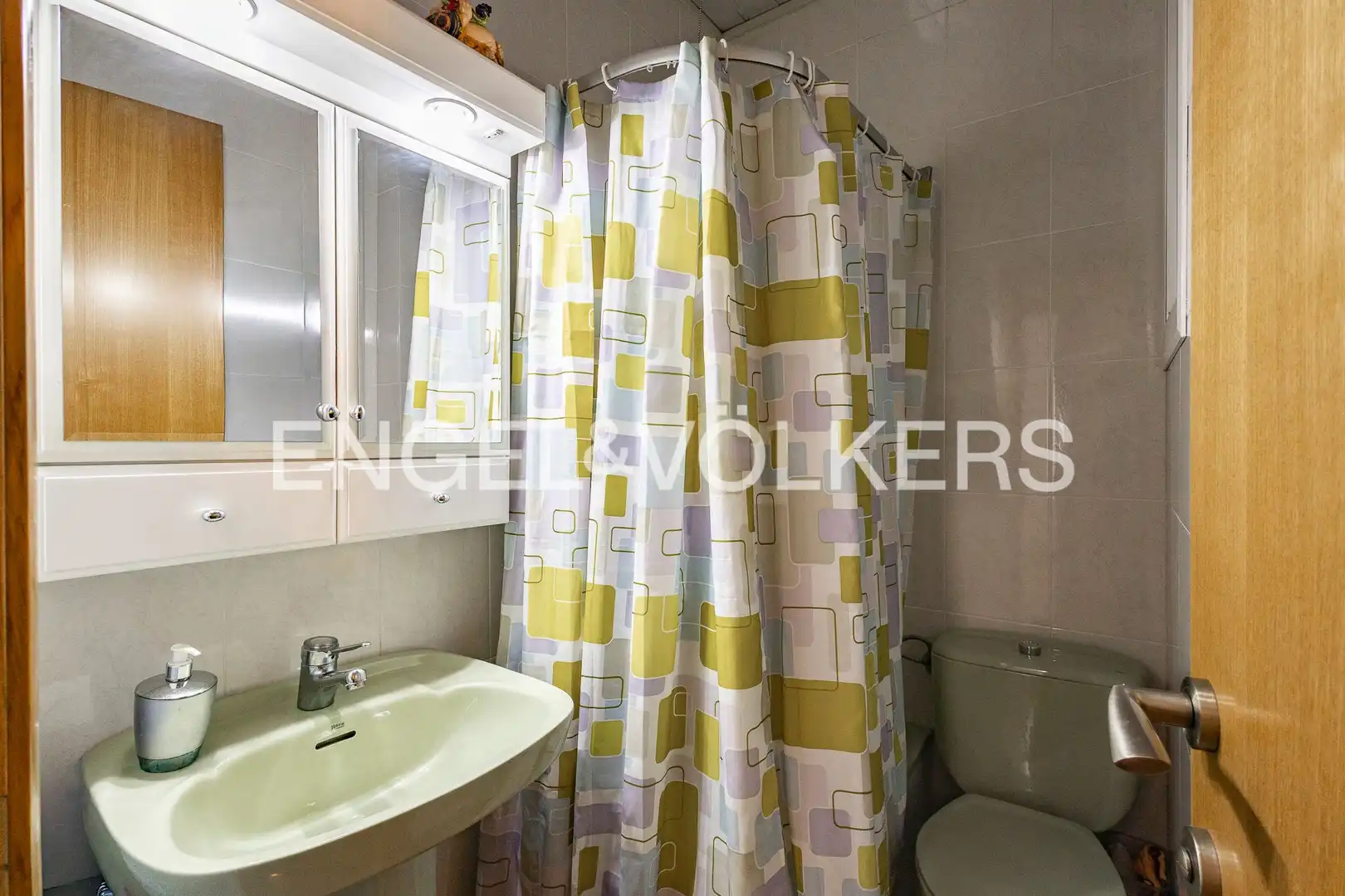 Bathroom of Flat for sale in Barcelona  with Air Conditioner, Heating and Balcony