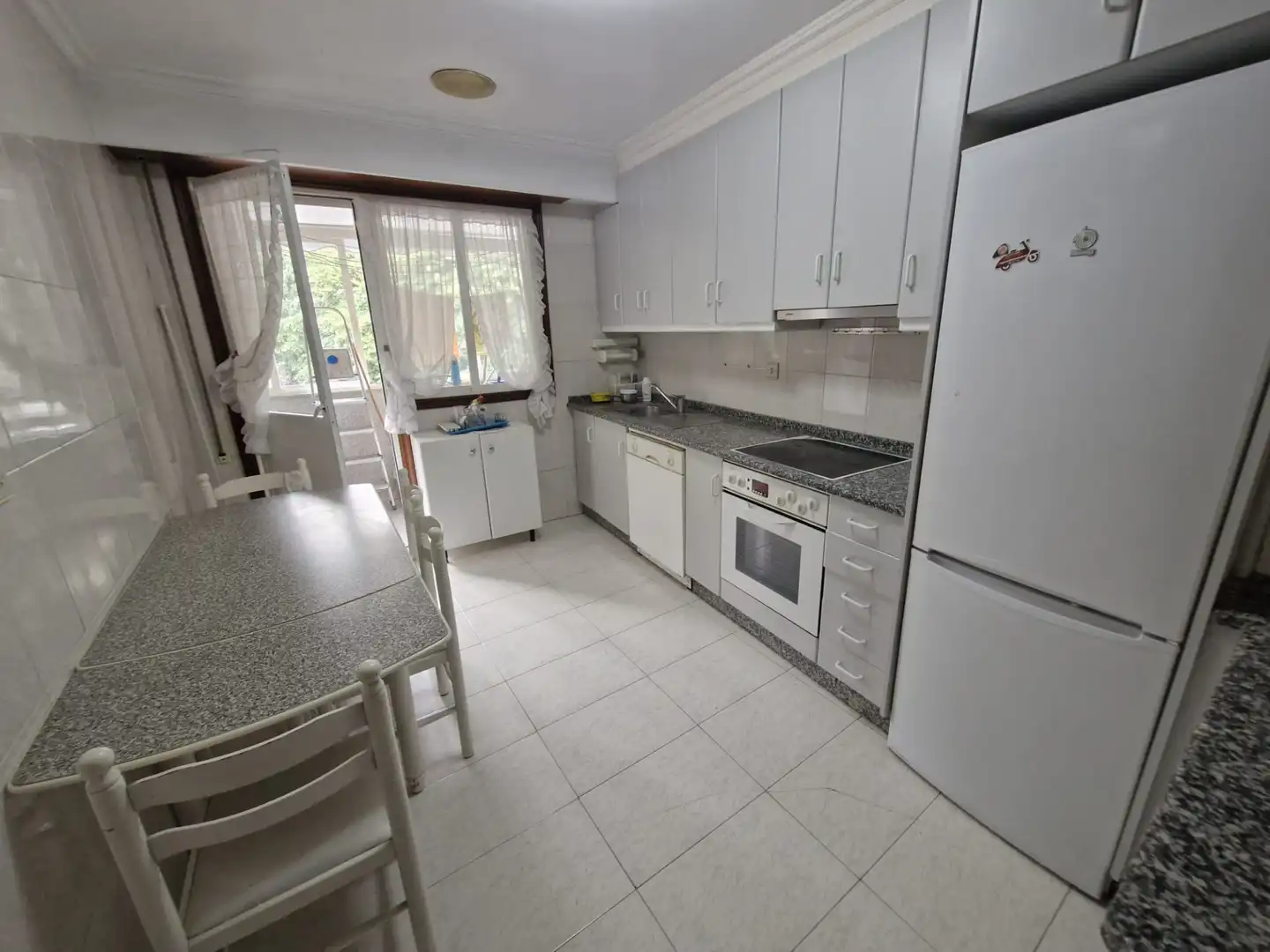 Cuina de Pis de lloguer en Ourense Capital  amb Calefacció, Parquet i Moblat