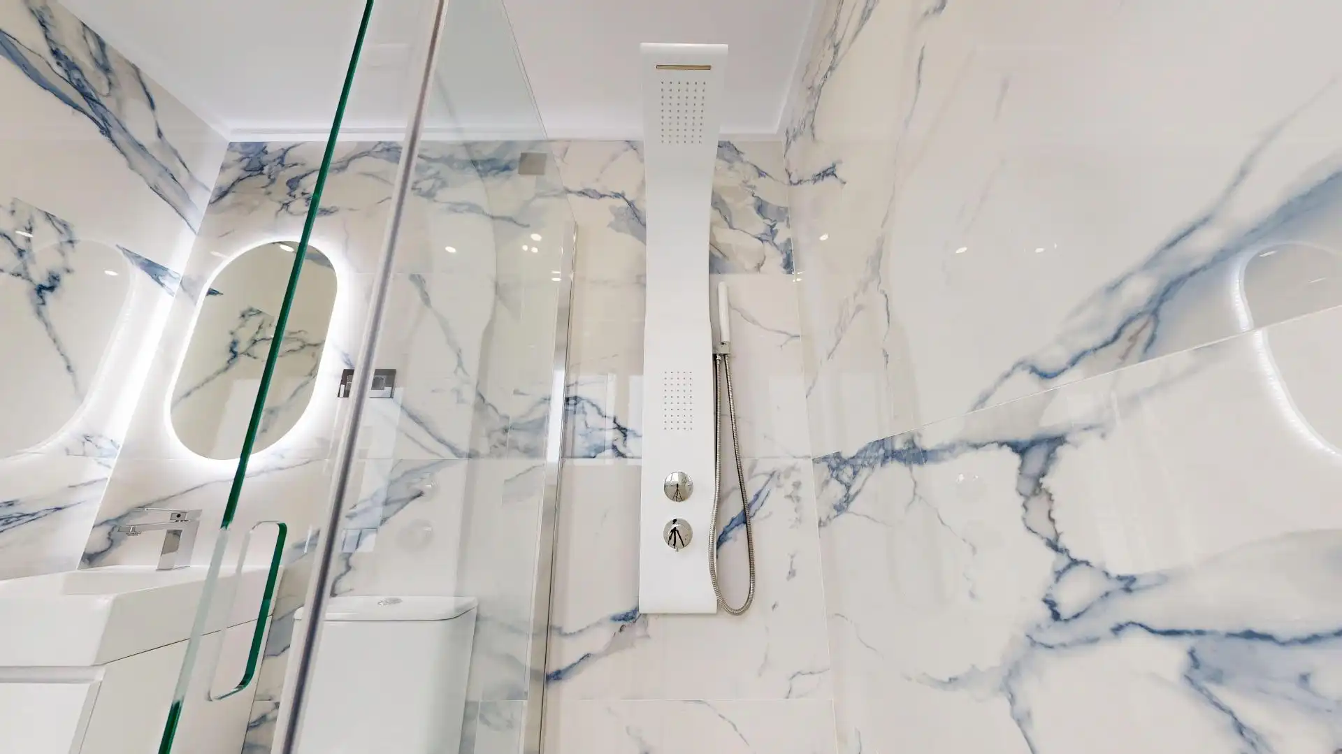 Bathroom of Flat for sale in Bilbao   with Heating and Alarm