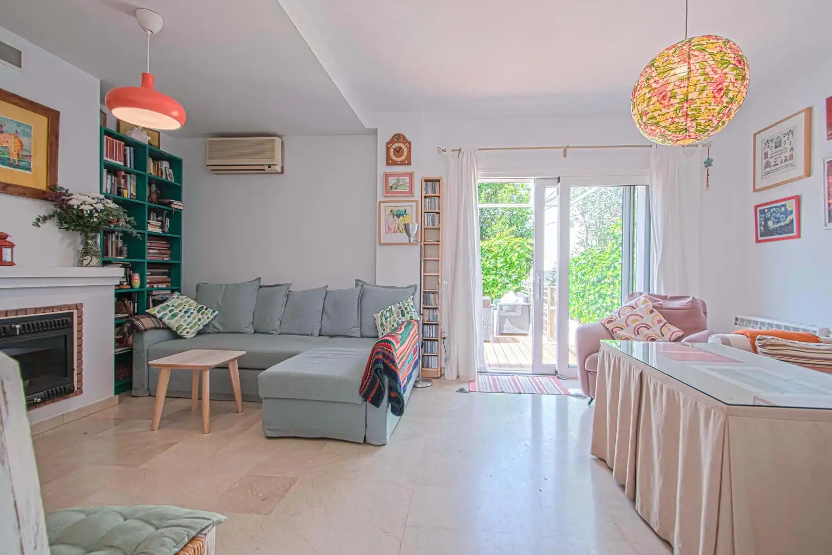 Sala de estar de Casa adosada en venta en Valencina de la Concepción con Aire acondicionado, Trastero y Piscina comunitaria