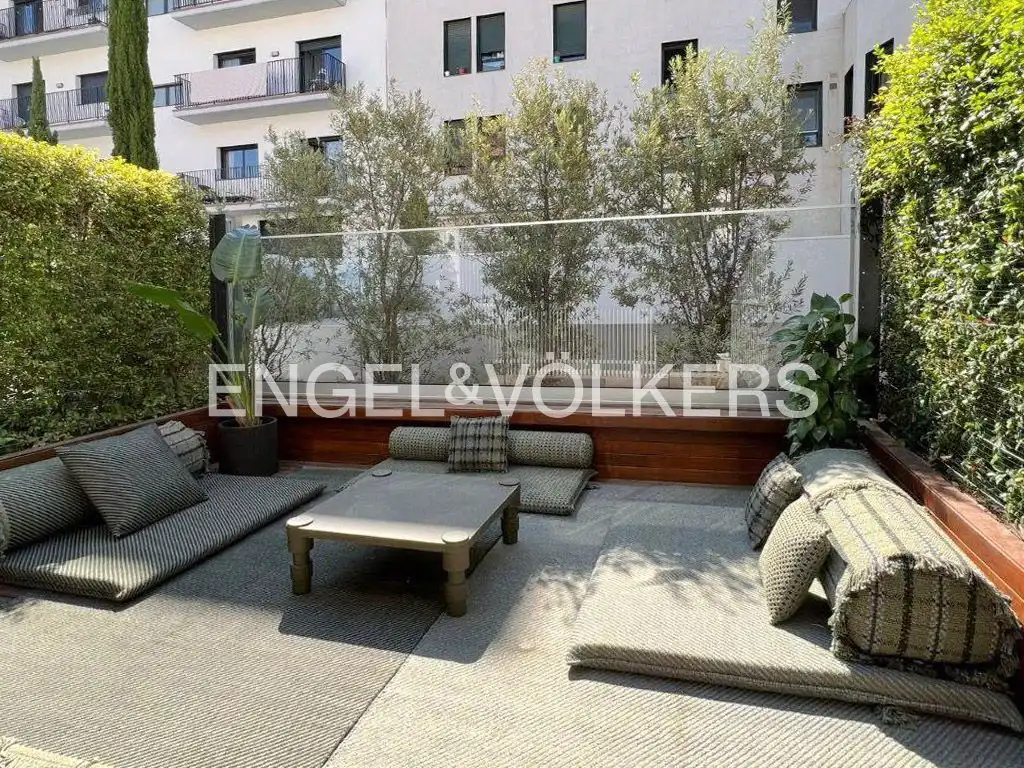 Terrassa de Casa o xalet en venda en Barcelona amb Aire condicionat, Calefacció i Jardí privat
