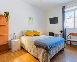 Bedroom of Apartment to share in  Valencia Capital  with Washing machine, TV and Internet