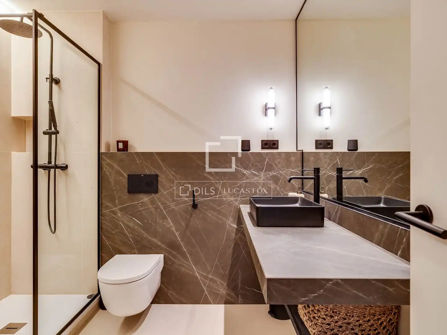 Badezimmer von Wohnung zum Verkauf in Barcelona mit Klimaanlage, Heizung und Parkett