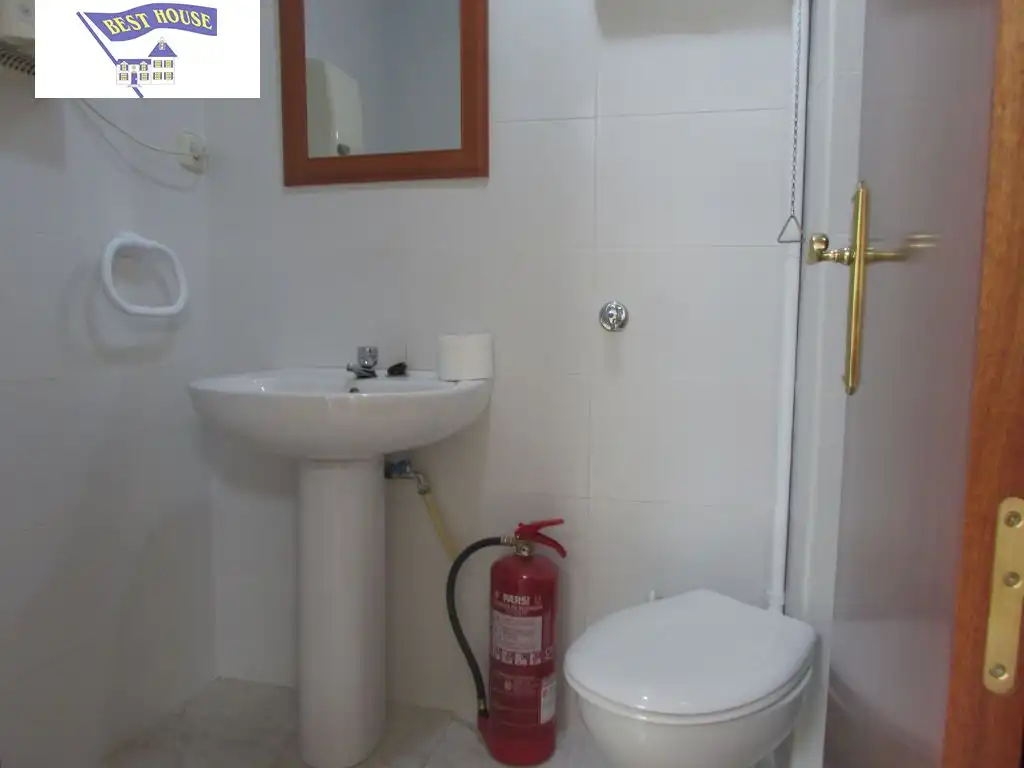 Badezimmer von Büro zur Miete in Albacete