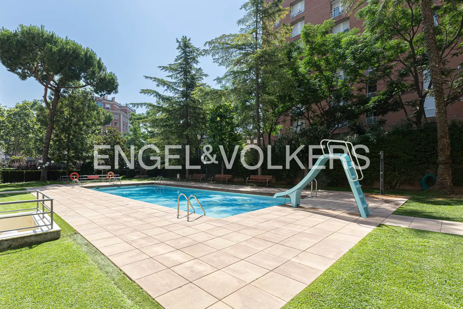 Piscina de Pis en venda en Barcelona amb Aire condicionat, Calefacció i Jardí privat