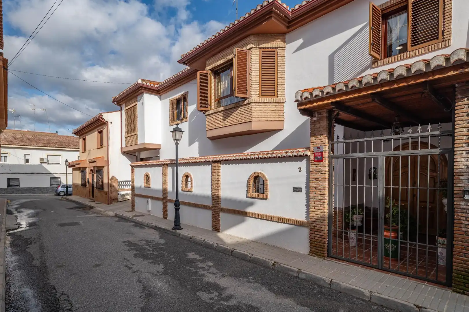 Vista exterior de Casa o xalet en venda en Las Gabias amb Aire condicionat, Terrassa i Moblat
