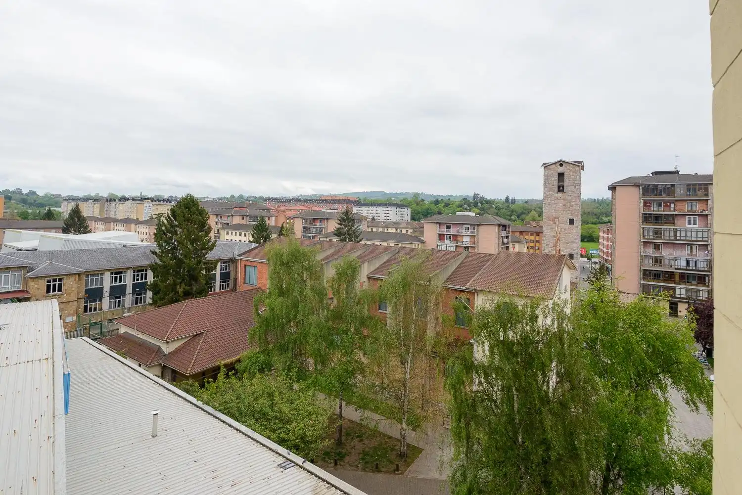 Vista exterior de Pis en venda en Oviedo  amb Calefacció, Terrassa i Balcó